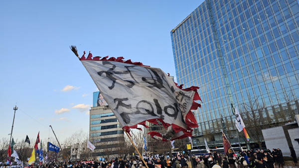 이 깃발은 집회의 정신이고 지표가 되었다. 국민이 주인이다. [사진 - 통일뉴스 하태한 통신원]