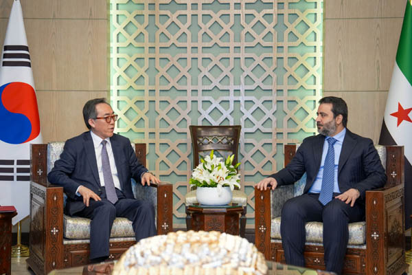 조태열 외교장관은 4월10일 다마스커스에서 아스아드 알-샤이바니(Asaad al-Shaibani) 시리아 외교장관과 양자회담을 가졌다. [사진 제공 - 외교부]