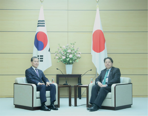 김영호 통일부장관이 10일 하야시 요시마사 일본 관방장관을 만나 '고위급 국제통일대화'를 진행했다. [사진-통일부]