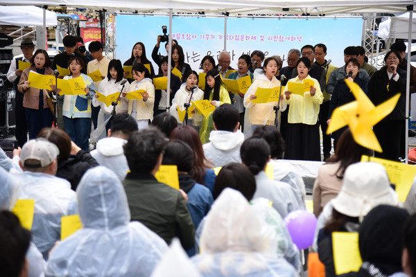 ‘세월호 참사 11주기 대전 기억다짐 문화제’에서 시민합창 공연이 진행되고 있다. [사진-통일뉴스 임재근 객원기자]