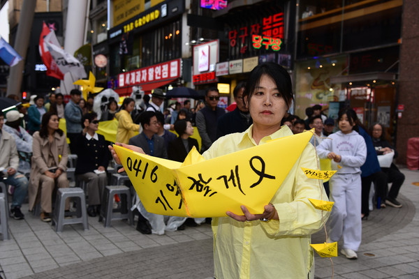 ‘세월호 참사 11주기 대전 기억다짐 문화제’에서 시민합창 공연이 진행되고 있다. [사진-통일뉴스 임재근 객원기자]