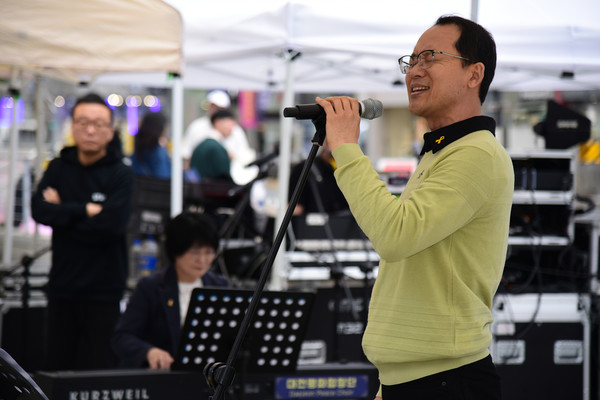 ‘세월호 참사 11주기 대전 기억다짐 문화제’에서 박봉수 목사가 노래공연을 하고 있다. [사진-통일뉴스 임재근 객원기자]