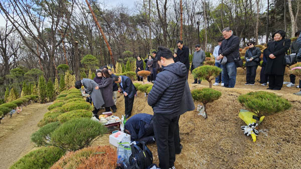 정수일 선생 49재 추모식이 13일 낮 고양시 일산자연애숲수목장 묘역에서 열렸다. [사진 - 통일뉴스 김치관 기자]