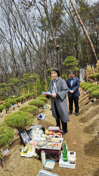 정수일 선생의 부인 윤순희 여사가 감사 인사를 전하고 새로 발견한 북녘 부인에게 보낸 시를 낭송했다. [사진 - 통일뉴스 김치관 기자]