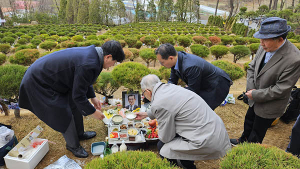 박중기 추모연대 명예의장과 김정남 한국문명교류연구소 초대이사장이 참배하고 있다. [사진 - 통일뉴스 김치관 기자]