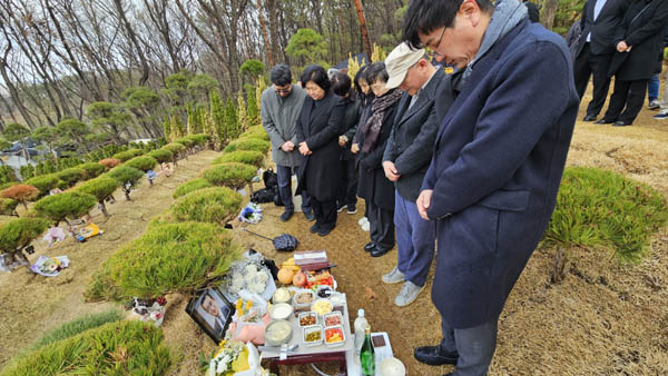 장석 한국문명교류연구소 이사장을 비롯한 관계자들이 참배하고 있다. [사진 - 통일뉴스 김치관 기자]