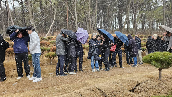 한때 우박과 돌풍이 거세게 몰아치기도 했다. [사진 - 통일뉴스 김치관 기자]