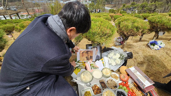 정수일 선생의 결혼사진과 고인이 감옥에서 사용한 영한사전과 각별한 의미를 부여했던 『민족론과 통일담론』(통일뉴스, 2020)이 놓여졌다. [사진 - 통일뉴스 김치관 기자]