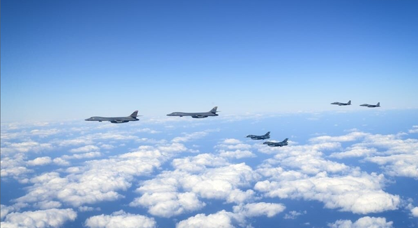 한국 공군 F-15K 슬램이글 전투기와 일본 항공자위대 F-2 전투기의 호위를 받으며 1월 15일 미국 공군 B-1B 랜서 2대가 비행하고 있다. [사진-미군 인도태평양사령부]