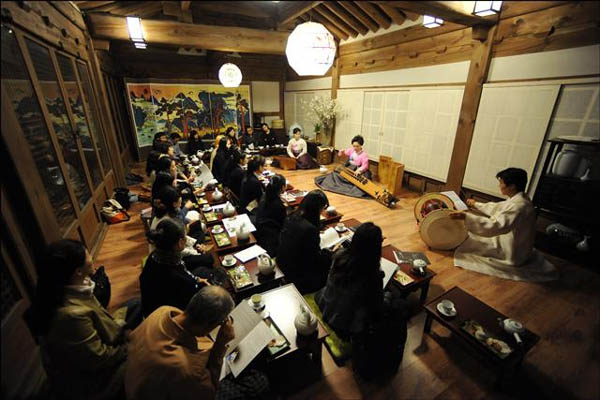 풍류방을 현대적으로 만들었다. 조선 후기 풍류방의 모습도 이와 비슷할 것이다. [사진 제공 - 심규섭]