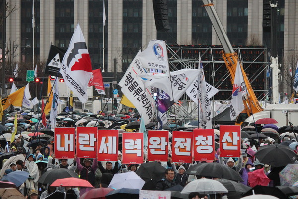 지난 6일 열린 '18차 범시민대행진'. [자료사진-통일뉴스]