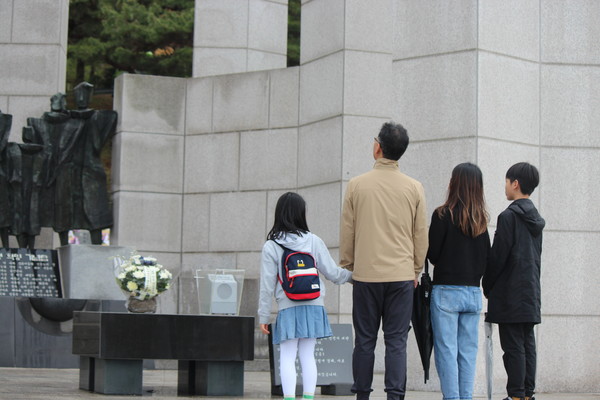 가족 참배 [사진-통일뉴스 이승현 기자]