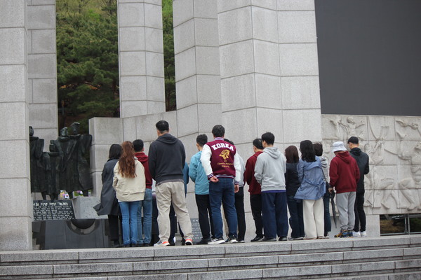 고려대학교 93학번 동기회 참배 모습. [사진-통일뉴스 이승현 기자]
