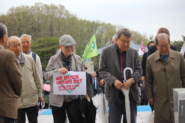 오른쪽부터 박홍섭 사월혁명회 상임의장, 이만열 시민모임 독립 이사장, 황금수 선생. [사진-통일뉴스 이승현 기