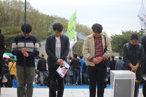 청년들의 참배 [사진-통일뉴스 이승현 기자]