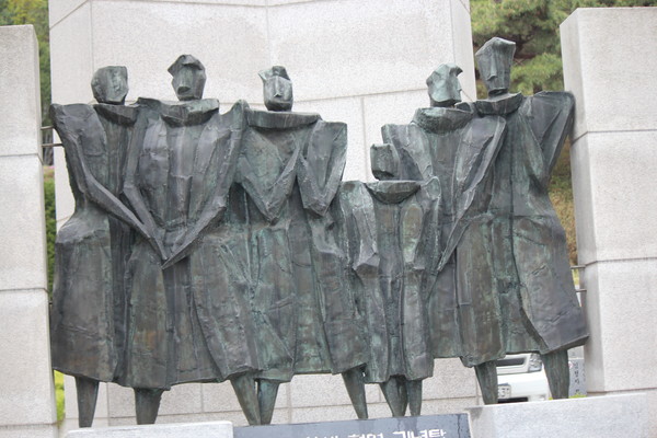 4월의 사자들 조형물. [사진-통일뉴스 이승현 기자]