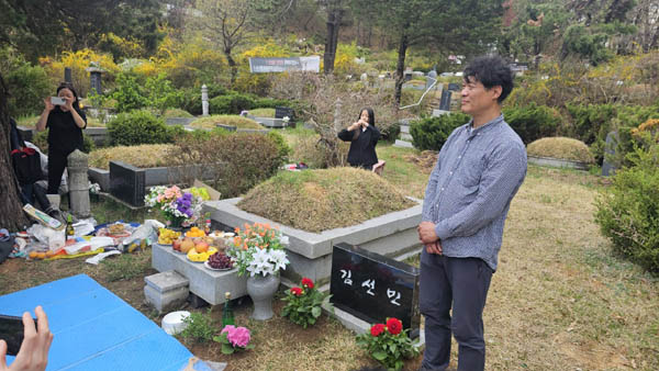 19일 마석모란공원 민족민주열사·희생자 묘역에서 고 김선민 영화감독의 8주기 추모식에 참석했다. [사진 - 통일뉴스 하태한 통신원]
