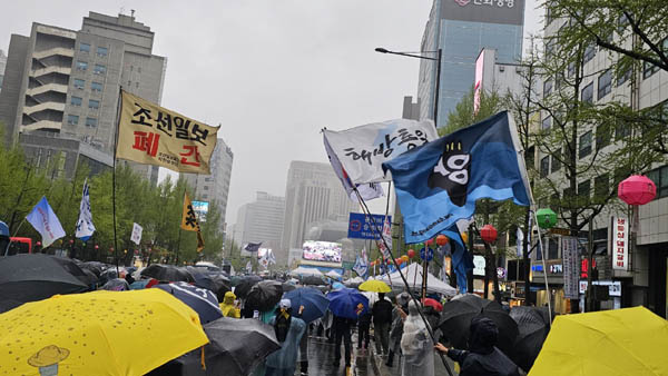 폭우 속에서 진행된 촛불대행진. [사진 - 통일뉴스 하태한 통신원]