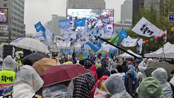본무대에로 집결하는 지역촛불 깃발. [사진 - 통일뉴스 하태한 통신원]