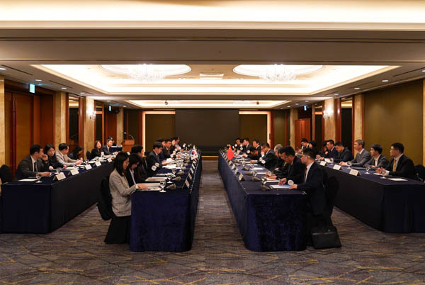  양측 대표단 각각 20명 정도가 23일 오전 9시부터 수석대표회의를 가진 뒤 오찬 이후 분과위 회의와 전체회의를 오후 9시까지 마라톤회의를 진행했다. [사진 제공 - 외교부]