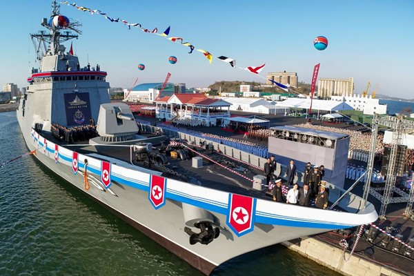 김정은 북한 국무위원장이 조선인민혁명군 창건일인 25일 남포조선소에서 자체 생산한 '새세대 다목적공격형구축함 제1호' 진수식에 참석해 '해군력 강화'의 새시대를 열겠다고 선언했다. [사진-노동신문]