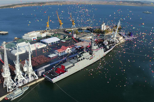 남포조선소와 '최현'호 [사진-노동신문]