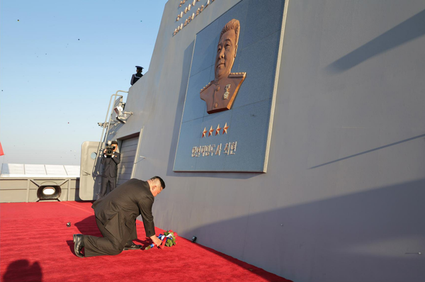 '최현' 기념상에 헌화하는 김정은 위원장 [사진-노동신문]