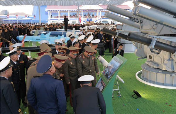 '최현'호에 탑재된 여러 종류의 무장장비들. [사진-노동신문]