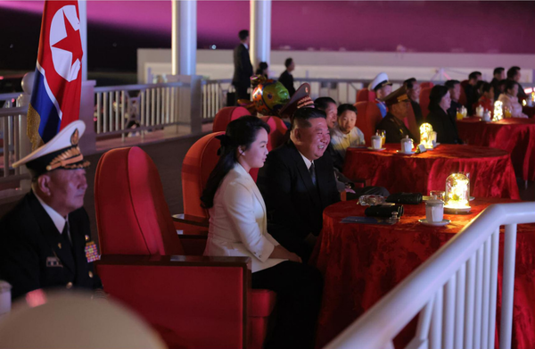 김 위원장이 진수식에 동행한 둘째 자제와 함께 축하공연을 관람하고 있다. [사진-노동신문]