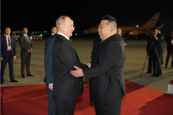 지난해 6월 19일 새벽 평양공항에서 만난 북.러 정상. [사진-노동신문]