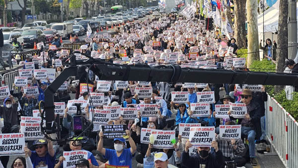 처음으로 포토타임에 본무대에 올라 사진을 찍었다. 구도가 다르다. [사진 - 통일뉴스 하태한 통신원]