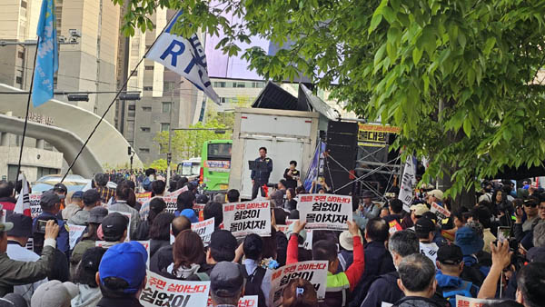 아크로비스타에 도착해 정리집회를 가졌다. [사진 - 통일뉴스 하태한 통신원]