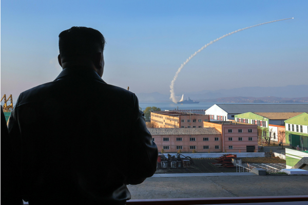 김정은 국무위원장이 28일 다목적구축함 '최현'호의 무장체계 성능 등을 파악하기 위한 시험사격을 참관하고 '해군 핵무장화 가속화'를 위한 과제를 제시했다. [사진-노동신문]