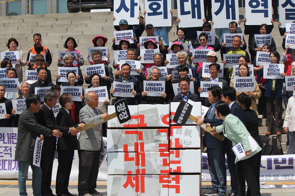 광장대선정치연대 공동의장들과 야 5당 대표들이 극우내란세력을 광장과 헌정수호정당이 연합한 망치로 부수는 상징의식을 진행했다. [사진-통일뉴스 이승현 기자]