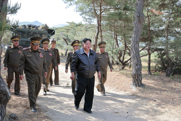 김정은 국무위원장이 8일 핵무기통합운용체계에 따라 진행된 장거리포와 전술탄도미사일 합동타격훈련을 현지에서 지도했다.  [사진-노동신문]