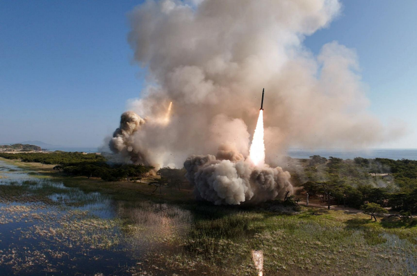 훈련에는 600㎜ 다연장 방사포와 전술탄도미사일 '화성포-11가' 형이 동원되었다. [사진-노동신문]