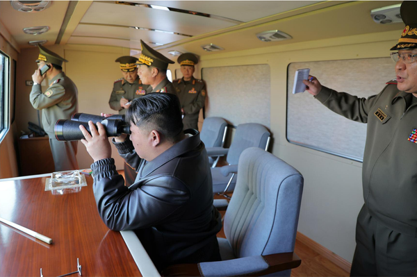 김 위원장은 핵무력의 경상적인 전투준비태세를 부단히 완비하는 것이 중요하다며, 전술핵무기체계들의 전투적 신뢰성을 더욱 높이고 운용공간을 복합적으로 부단히 확장해야 한다고 제시했다. [사진-노동신문]