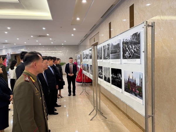영회 참석자들이 러시아의 제2차세계대전 승리 기념사진과 최근 쿠루스크지역에 참전한 북한군의 사진을 관람하고 있다. [사진-주북 러시아대사관 SNS]