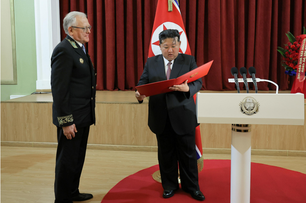 당 중앙위원회, 국무위원회, 최고인민회의 상임위원회, 내각이 러시아 지도부와 전체 인민에게 보내는 공동축하문을 김 위원장이 직접 알렉산드르 마체고라 대사에서 전달했다. [사진-노동신문]