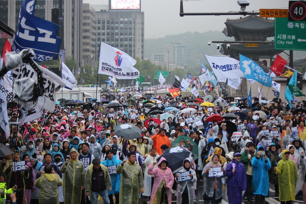 '내란청산·사회대개혁 비상행동'(비상행동)이 10일 오후 5시 광화문 동십자각 앞에서 '사법부 정치개입 규탄! 내란 청산·사회대개혁 시민행진'을 진행했다. [사진-통일뉴스 이승현 기자]