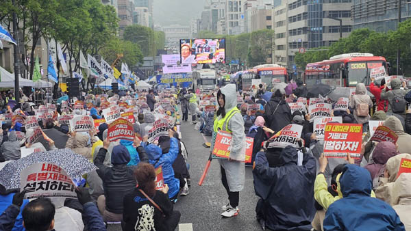 촛불행동의 139차 전국집중 촛불대행진이 10일 오후 4시 서울 서초역에서 열렸다. [사진 - 통일뉴스 하태한 통신원]