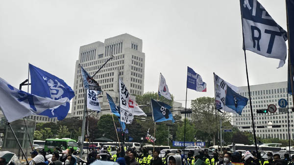 서초동 대법원 건물이 나부끼는 깃발들로 가려졌다. [사진 - 통일뉴스 하태한 통신원]