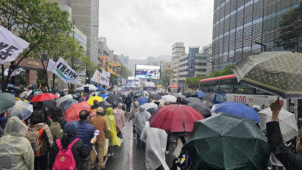 서초동의 날씨는 최악이다. 비는 내리고 거기다가 바람까지 세게 불었다. [사진 - 통일뉴스 하태한 통신원]