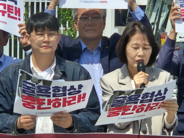기자회견문을 낭독하는 이연희 평화너머 공동대표(오른쪽)와 최휘주 진보대학생넷 전국대표 [사진-통일뉴스 이승현 기자]