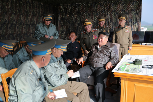 김정은 북한 국무위원장이 15일 공군비행연대의 '반항공'(방공) 및 공습 훈련을 지도하면서 항시적인 임전태세, 전쟁준비를 강조했다. [사진-노동신문]