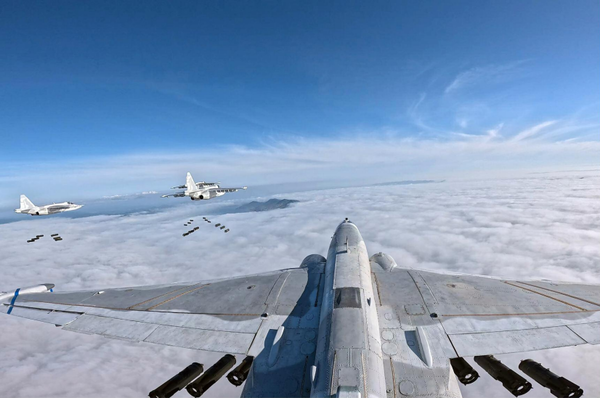 제1공군사단 관하 비행연대의 반항공 방어 및 공습 훈련 [사진-노동신문]