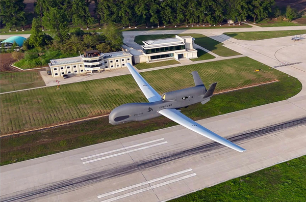 시위비행에 나선 무인전략정찰기 [사진-노동신문]