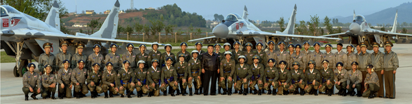 김 위원장은 '전쟁준비완성의 훌륭한 본보기를 보여주었다'며, 훈련에 참가한 공군비행사들과 기념촬영을 하며 격려했다. [사진-노동신문]