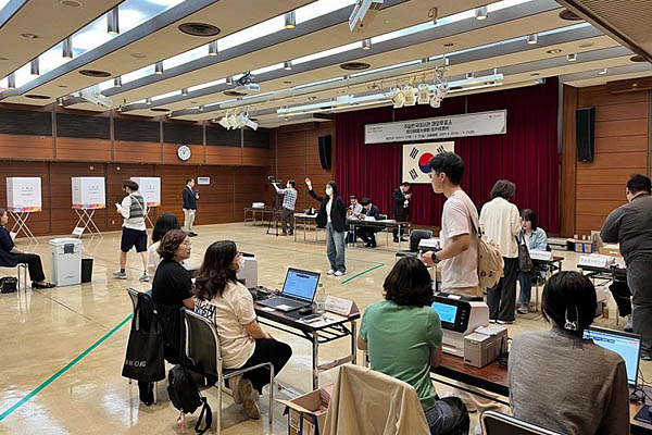 제21대 대통령선거 재외국민 투표가 20일 오전 8시부터 일본 도쿄도 미나토구 미나미아자부 한국중앙회관에 마련된 재외투표소에서 진행되고 있다.[사진 - 통일뉴스 조정훈 통신원]