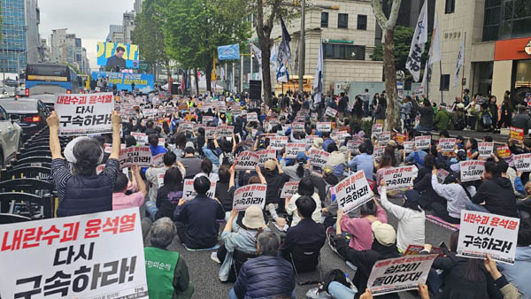 촛불행동은 17일 오후 서울 서초구 교대역 일대에서 140차 전국집중 촛불대행진을 진행했다. [사진 - 통일뉴스 하태한 통신원]